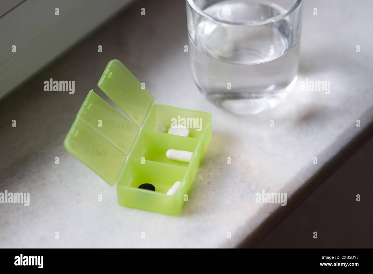 Pille Box mit verschiedenen Pillen und Ergänzung, Pillen Organizer Stockfoto