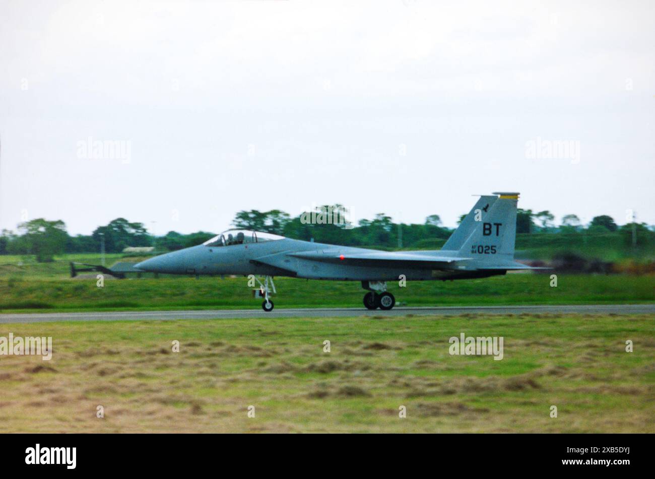 USAF F-15 Eagle Kampfflugzeug auf der RAF Wethersfield Airshow im Juni 1988. Die RAF Wethersfield wurde 1944 eröffnet und während des Zweiten Weltkriegs von der Royal Air Force und der United States Army Air Forces eingesetzt. Sie wurde 1946 geschlossen und 1951 infolge des Kalten Krieges wieder eröffnet. Er diente bis 1970 als Kampfflugplatz der United States Air Force und wurde bis 1993 als Reserveflugplatz genutzt, als er unter die Kontrolle des Verteidigungsministeriums kam. Flugshows wurden bis Ende der 1980er Jahre auf dem Luftwaffenstützpunkt abgehalten Stockfoto