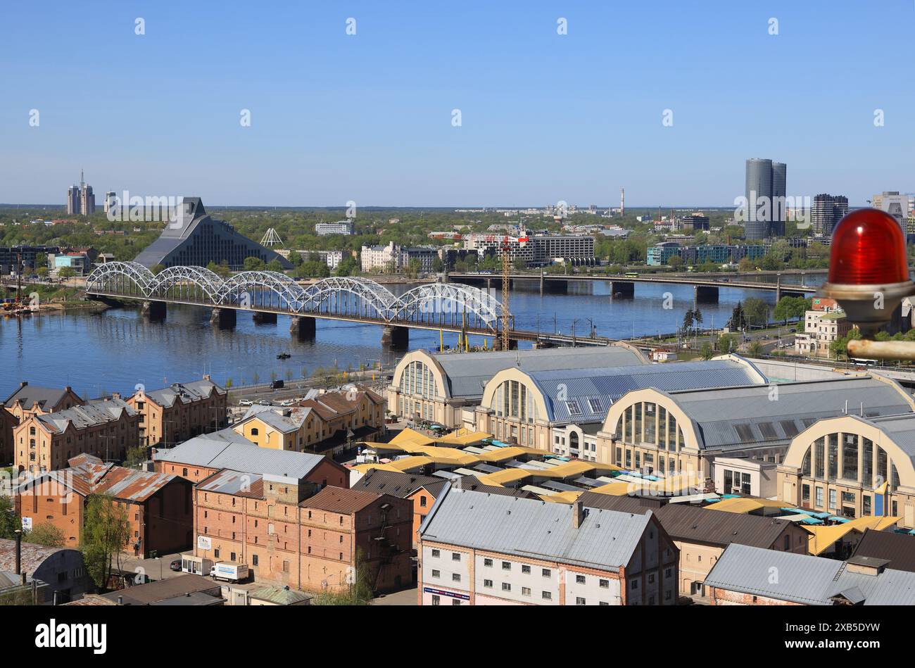 Fantastische Aussicht auf den Zentralmarkt und den Fluss Daugava von der Aussichtsplattform der Lettischen Akademie der Wissenschaften in Riga, Lettland Stockfoto