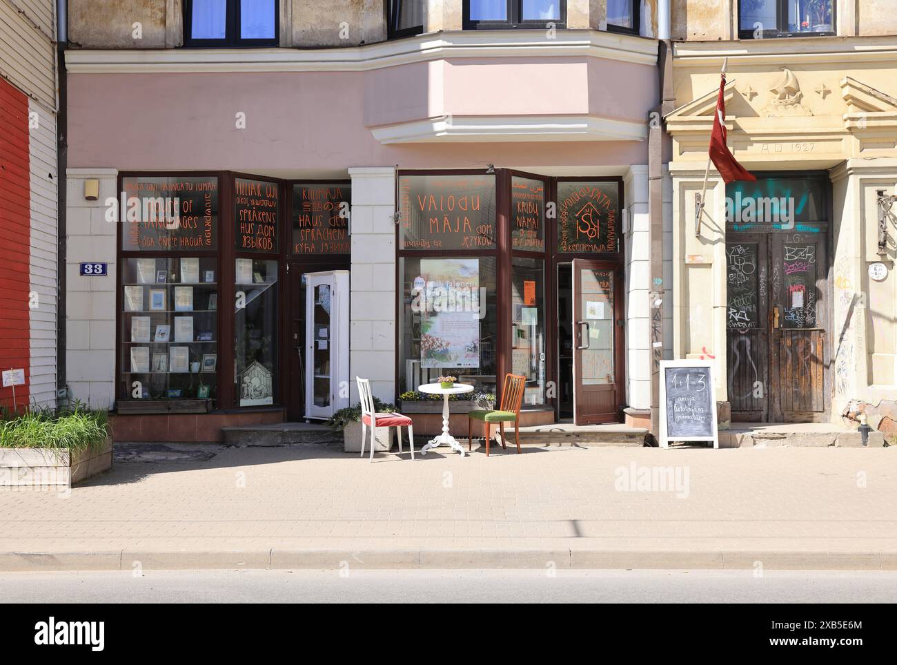 Rigas Künstlerviertel und Hipster-Viertel in der Miera Street, einem charmanten, Retro- und Kunstviertel mit Cafés und Boutiquen in Lettland. Stockfoto