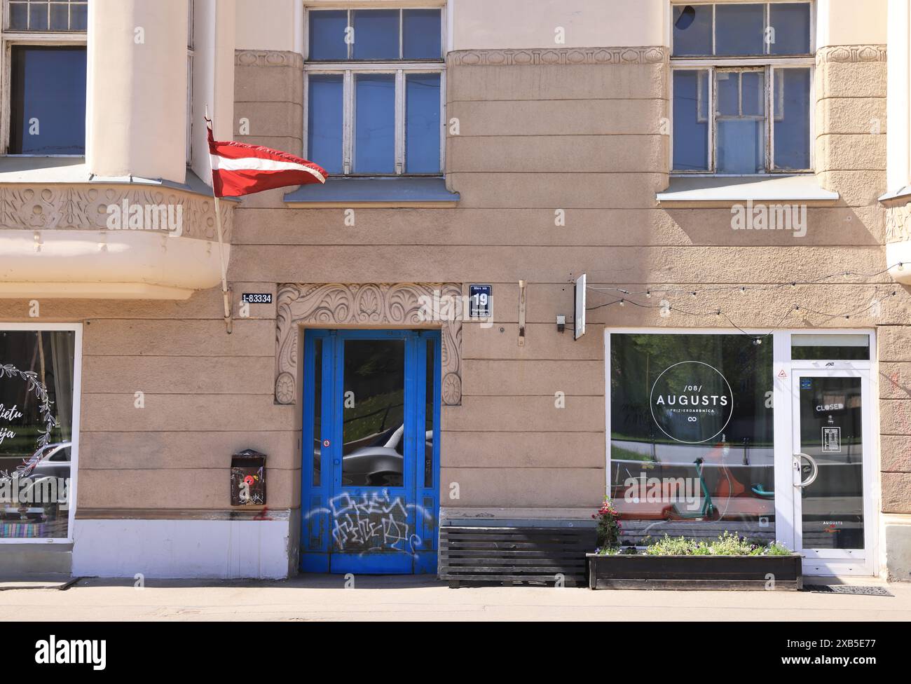 Rigas Künstlerviertel und Hipster-Viertel in der Miera Street, einem charmanten, Retro- und Kunstviertel mit Cafés und Boutiquen in Lettland. Stockfoto