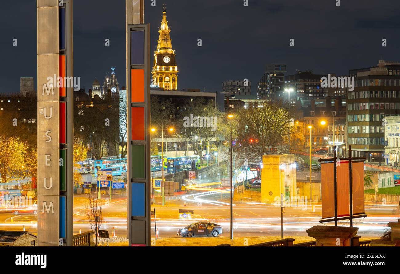 Old Haymarket und der Eingang zum Queensway Mersey Tunnel, Liverpool. Aufnahme am 25. November 2024. Stockfoto