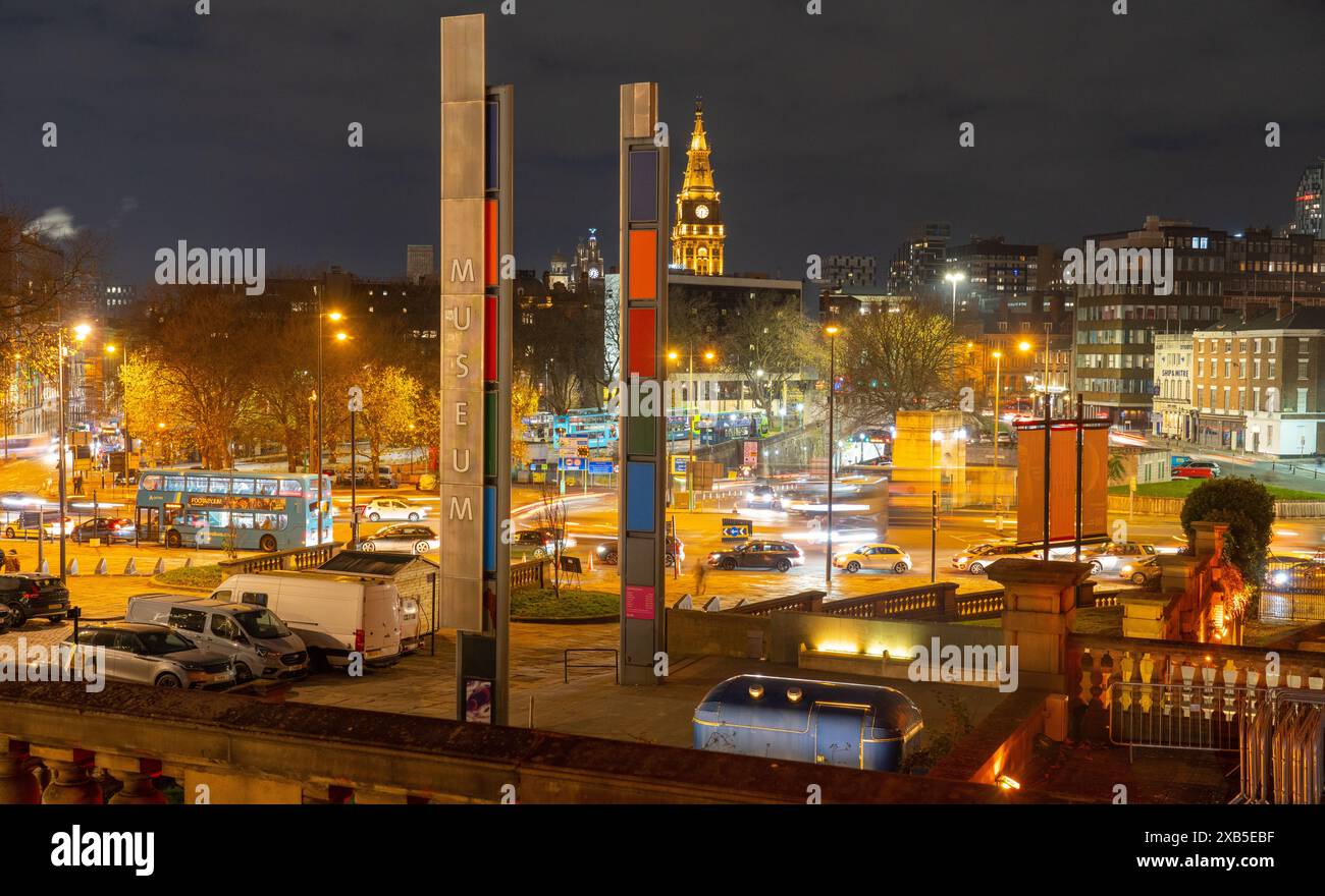 Old Haymarket und der Eingang zum Queensway Mersey Tunnel, Liverpool. Aufnahme am 25. November 2024. Stockfoto