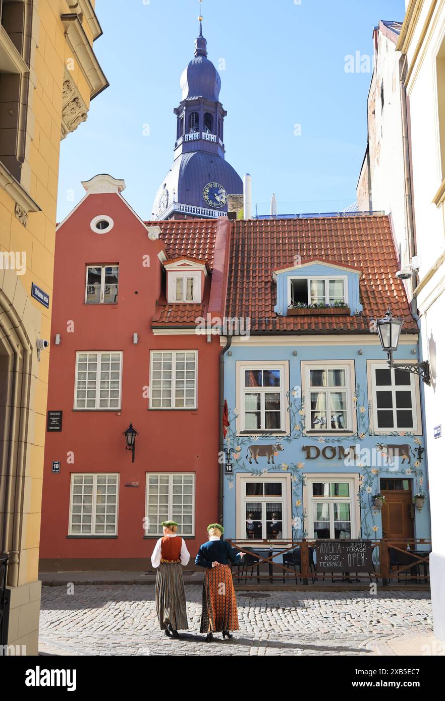 Hübsche Jauniela Straße in der Altstadt von Riga mit den beliebten Dom Restaurants in Lettland, Baltikum. Stockfoto