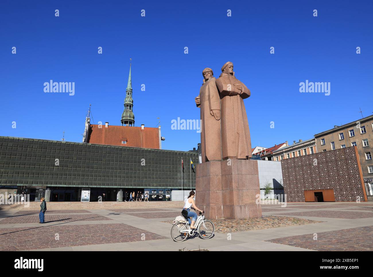 Statue zu Ehren der Roten lettischen Schützlinge außerhalb der sowjetischen Besatzung Lettlands Museum, gegründet 1993 in Riga, der Hauptstadt. Stockfoto