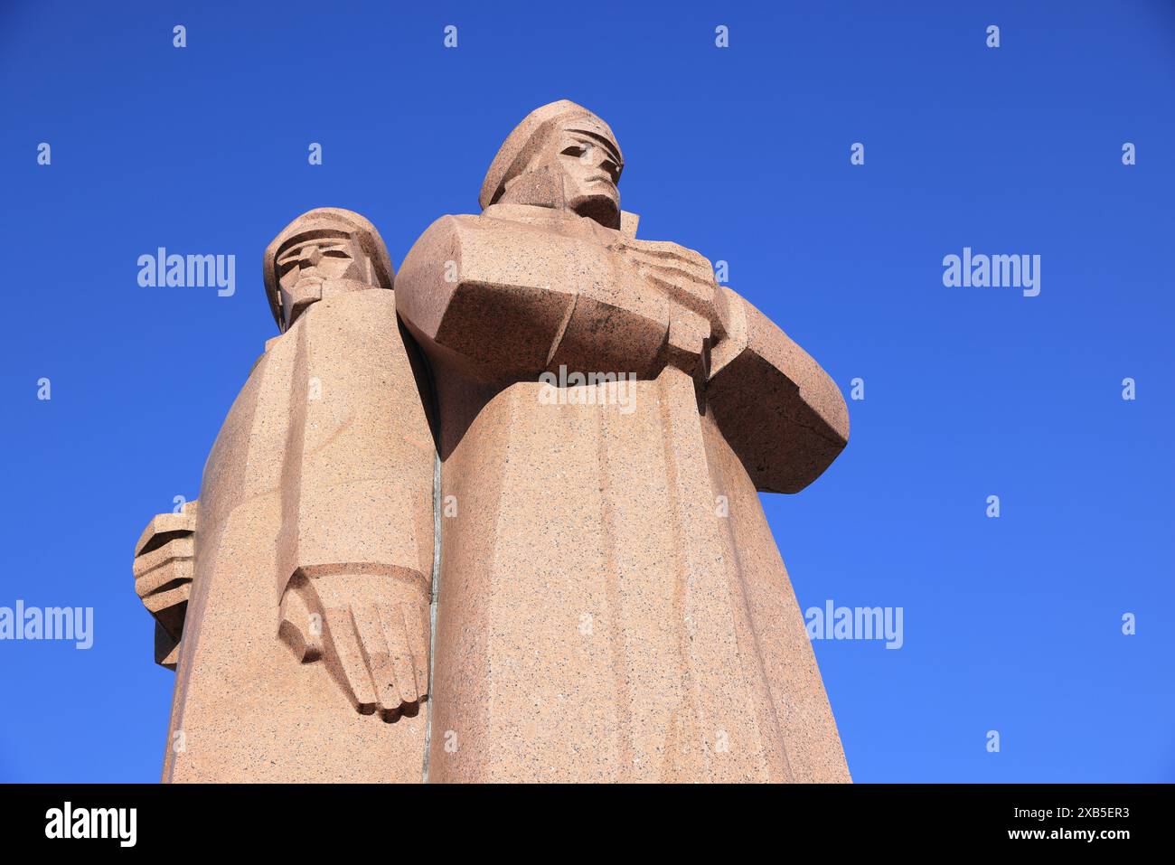 Statue zu Ehren der Roten lettischen Schützlinge außerhalb der sowjetischen Besatzung Lettlands Museum, gegründet 1993 in Riga, der Hauptstadt. Stockfoto