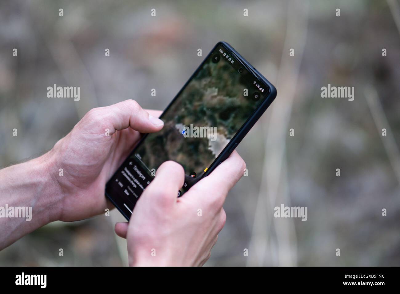 Nahaufnahme von Mann mit gps-Navigations-App auf seinem Smartphone in der Natur Berg männliche Hände halten Smartphone Mann mit seinem Smartphone wie eine Navigation Stockfoto