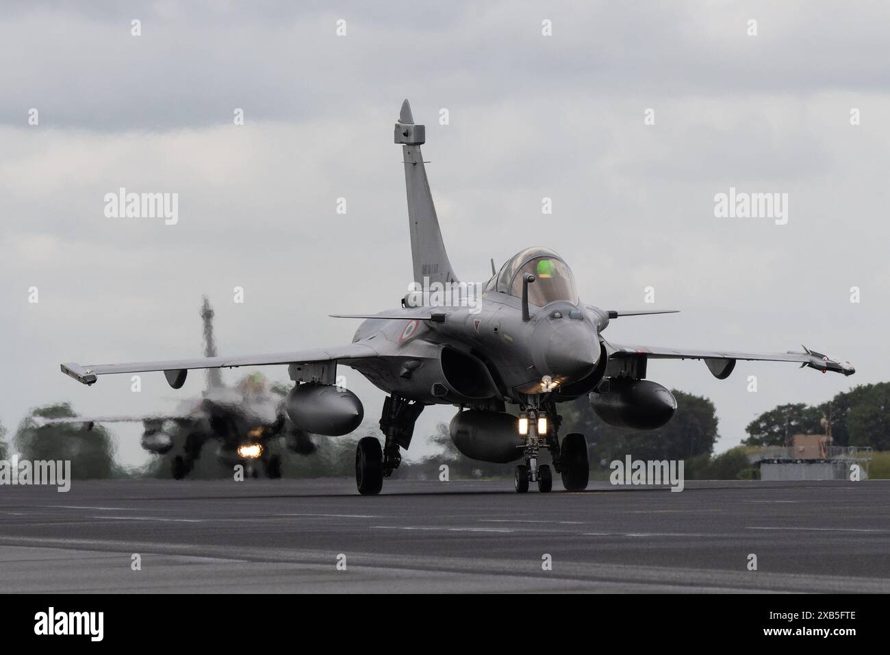 Zwei Dassault Rafale von Escadron de Chasse 3/30 Armée de l'Air et de l'Espace „French Air and Space Force“ Taxi, während des NATO Tiger Meet Spoters Day 2 in Schleswig ab, Jagel, Deutschland, 10. Juni 2024 (Foto: Cody Froggatt/News Images) Stockfoto