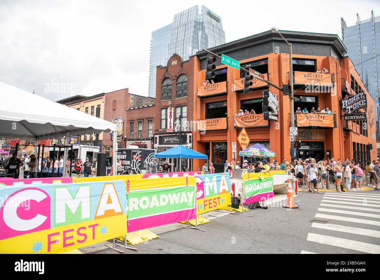 Nashville, USA. Juni 2024. Das CMA fest begrüßt am Wochenende Tausende Country-Fans in der Innenstadt von Nashville. Quelle: Kindell Buchanan/Alamy Live News Stockfoto