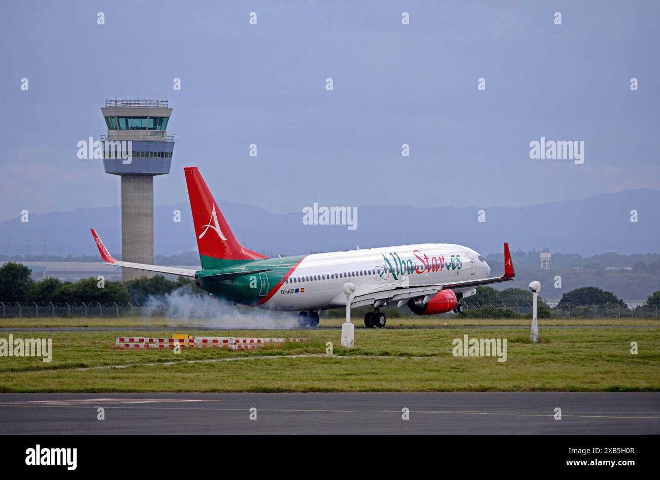 ALBA STAR BOEING 737-86J, EC-MUB, landet auf der Piste 27 DES LIVERPOOL JOHN LENNON AIRPORT von CORK, IRLAND Stockfoto