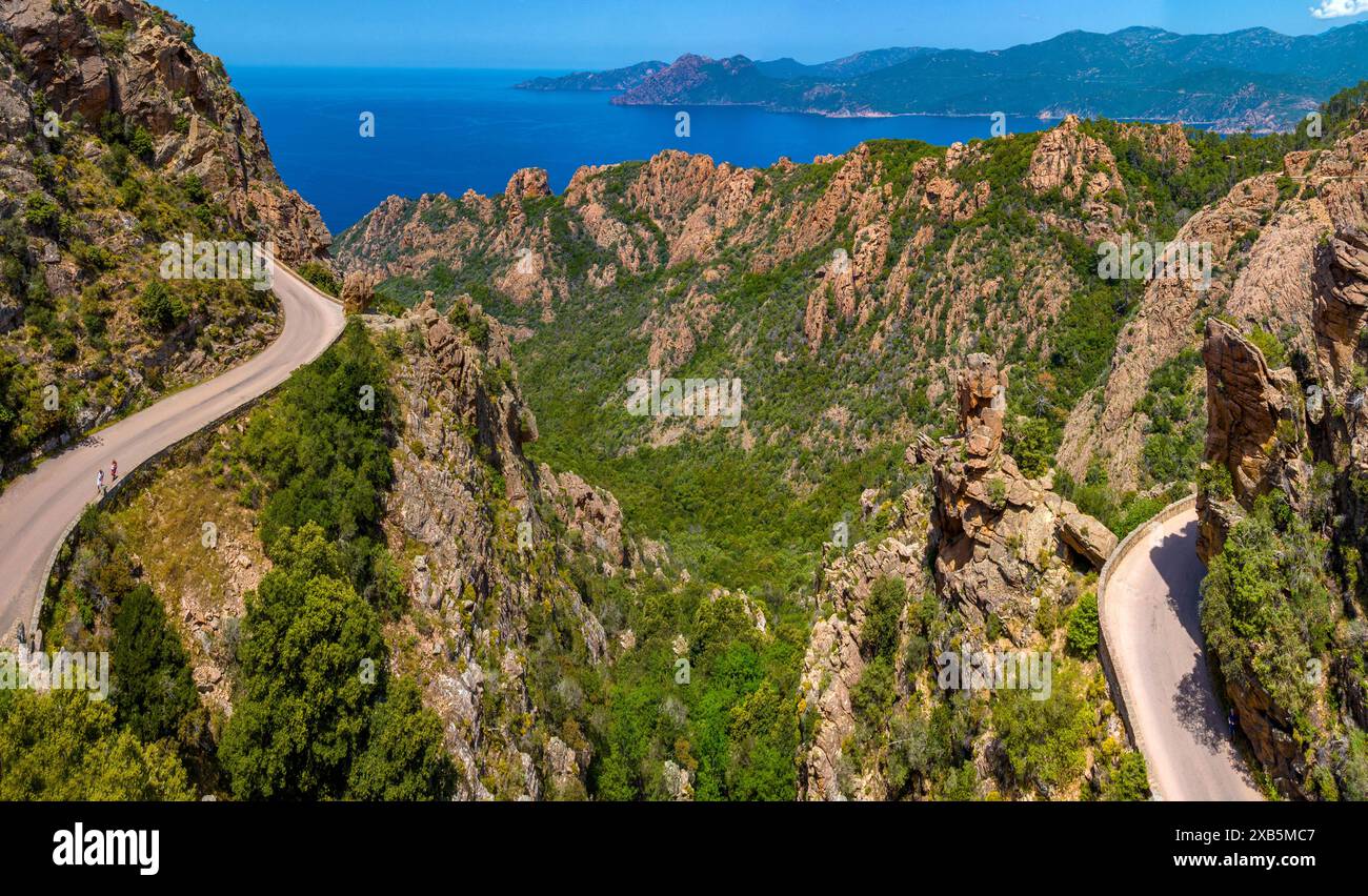 FRANKREICH. CORSE-DU-SUD (2A), AUS DER VOGELPERSPEKTIVE DER PIANA CALANCHES MIT DEN ROSAFARBENEN GRANITFELSEN (UNESCO-WELTKULTURERBE) Stockfoto