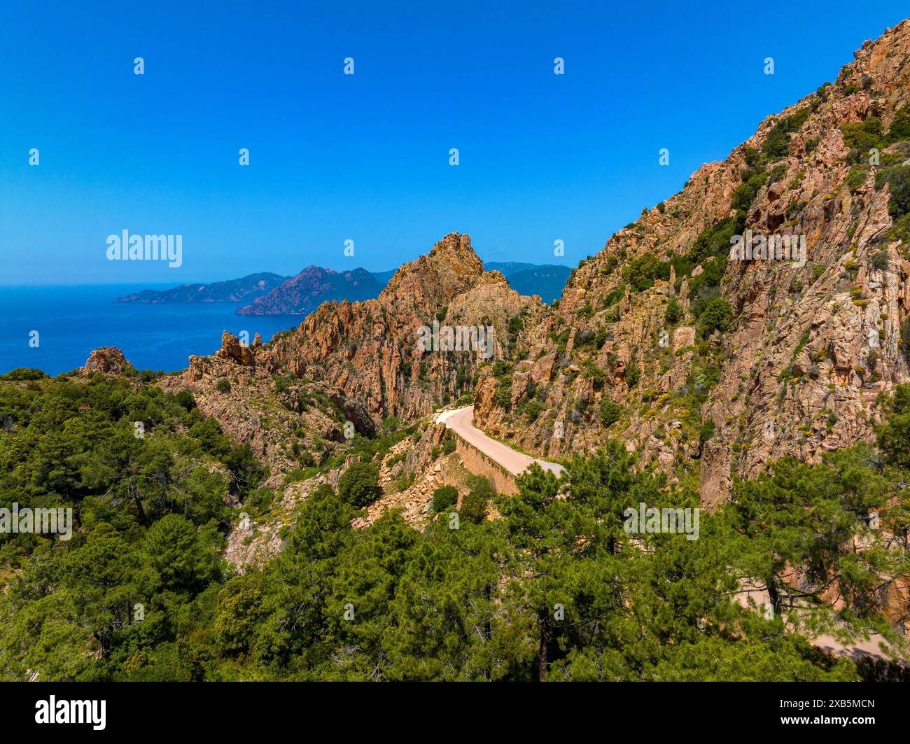 FRANKREICH. CORSE-DU-SUD (2A), AUS DER VOGELPERSPEKTIVE DER PIANA CALANCHES MIT DEN ROSAFARBENEN GRANITFELSEN (UNESCO-WELTKULTURERBE) Stockfoto