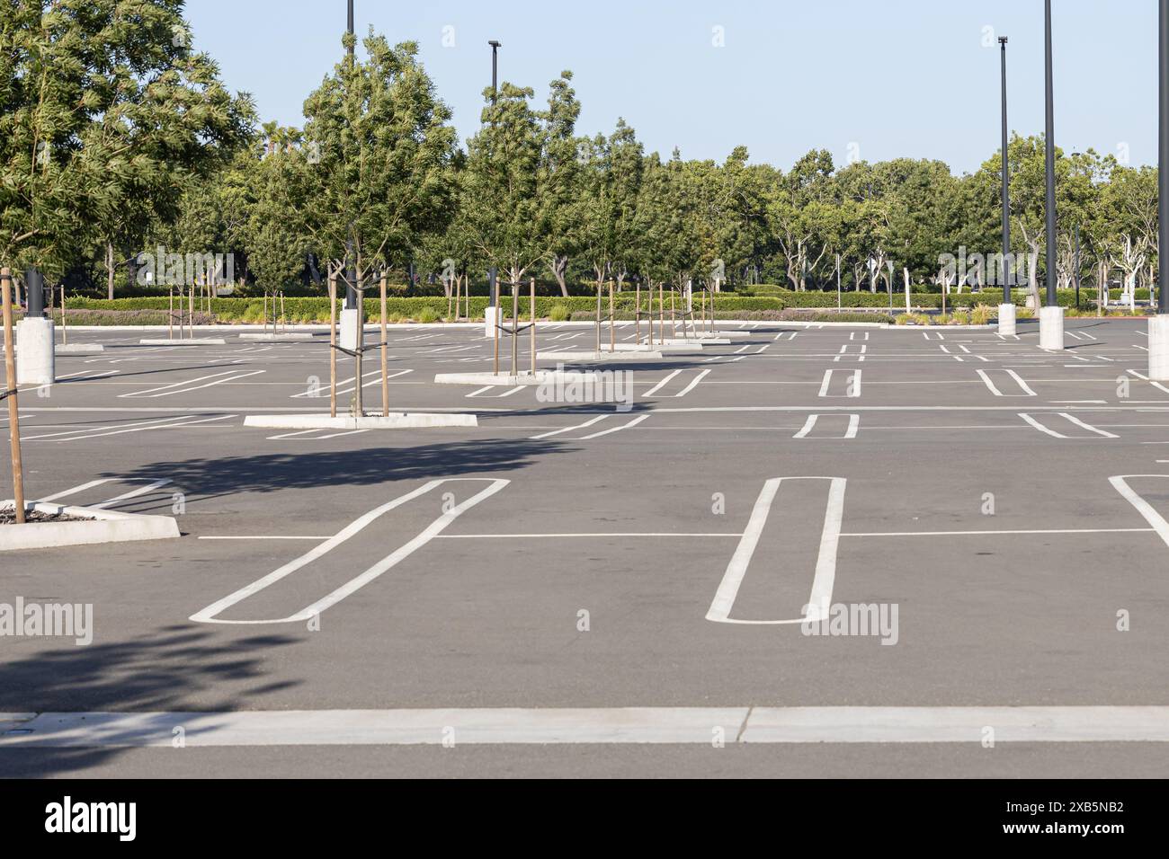 Leerer Parkplatz, freie Parkplätze für Autos Stockfoto