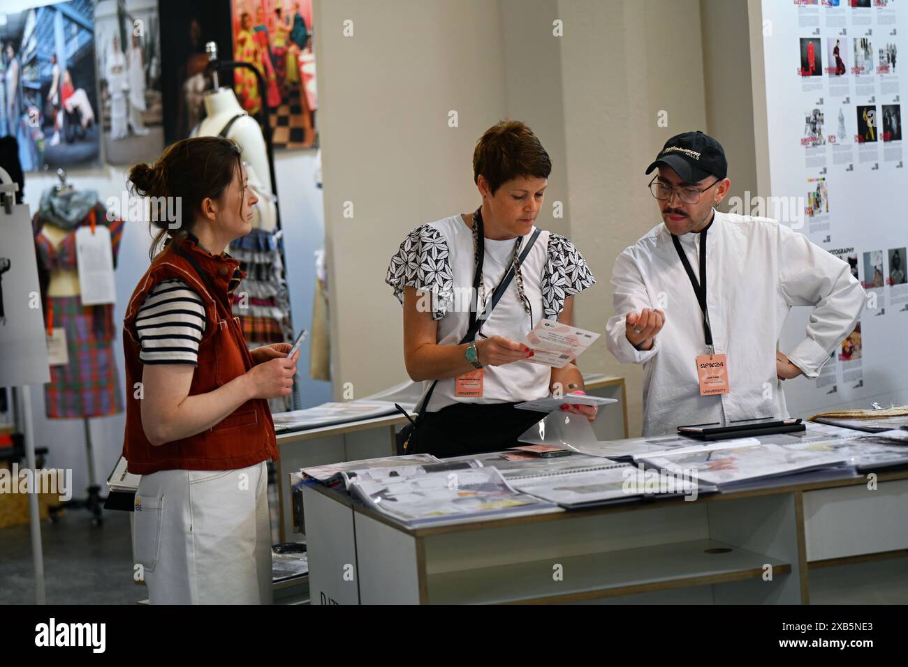 LONDON, GROSSBRITANNIEN. Juni 2024. Stände der Graduate Fashion Week 2024 Tag 1 in der Old Truman Brewery in London, Großbritannien. Quelle: Siehe Li/Picture Capital/Alamy Live News Stockfoto