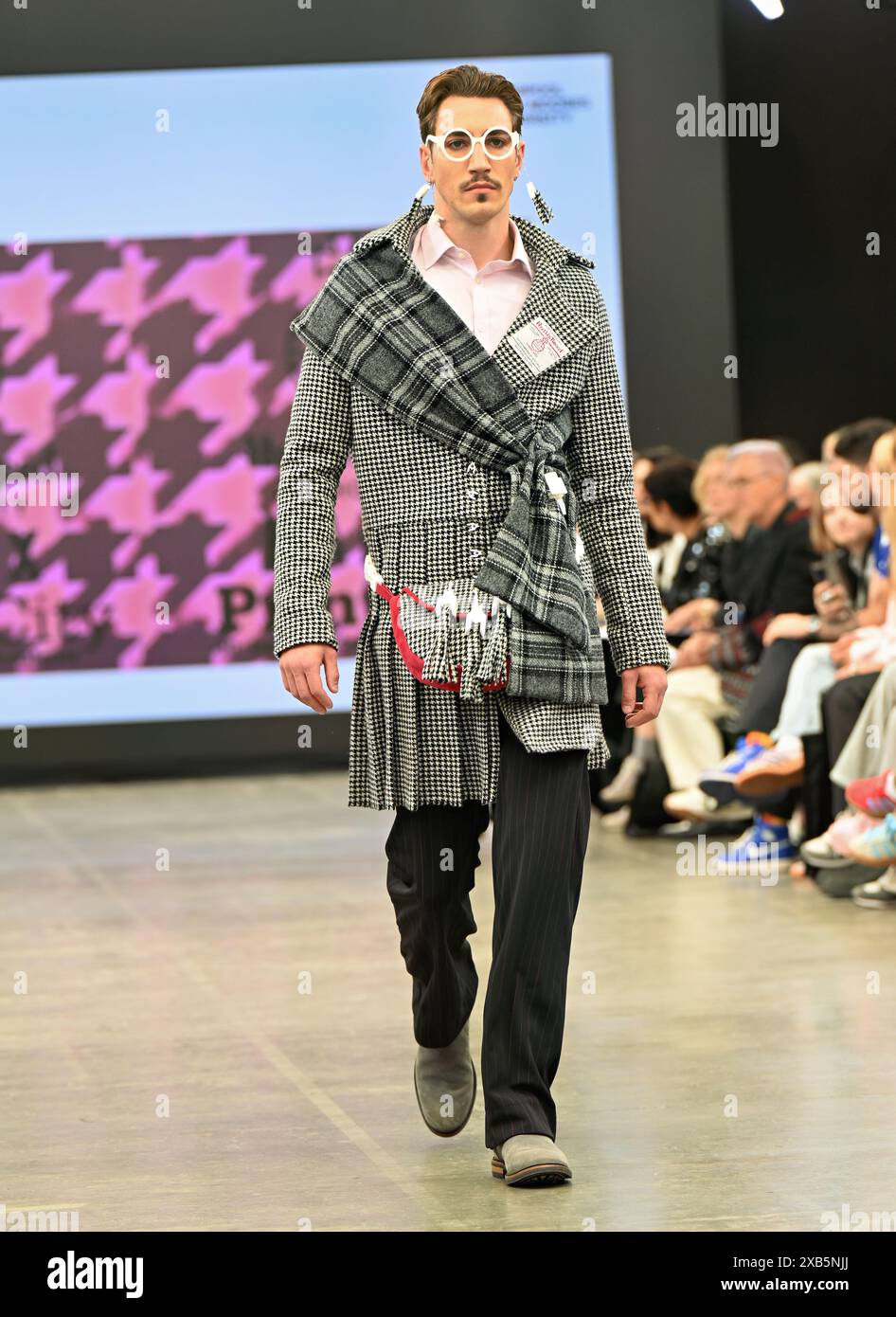 Einzelausstellung: Liverpool John Moores University und London College for Design & Fashion, Vietnam Catwalk Credit: Siehe Li/Picture Capital/Alamy Live News Stockfoto