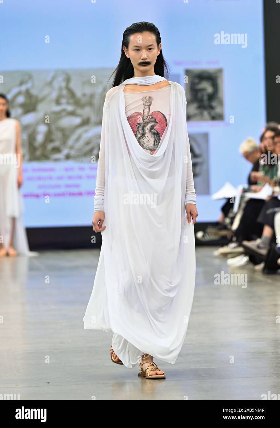 Einzelausstellung: Liverpool John Moores University und London College for Design & Fashion, Vietnam Catwalk Credit: Siehe Li/Picture Capital/Alamy Live News Stockfoto