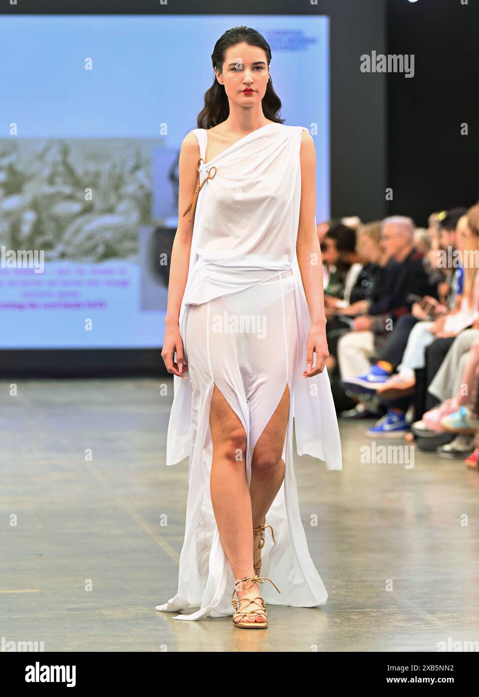 Einzelausstellung: Liverpool John Moores University und London College for Design & Fashion, Vietnam Catwalk Credit: Siehe Li/Picture Capital/Alamy Live News Stockfoto