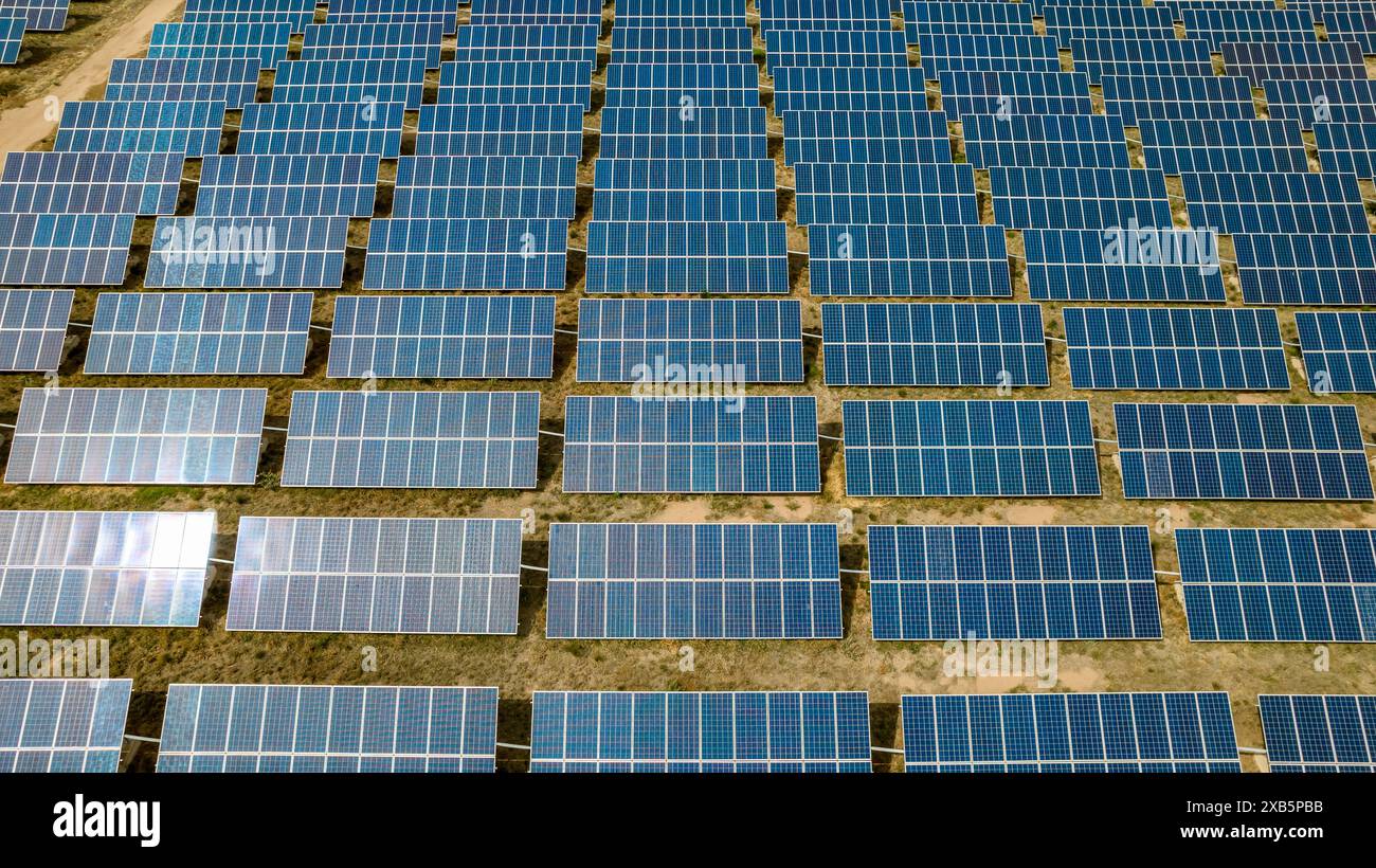 Luftaufnahme der Solarpaneele von Bauernhöfen. Stockfoto