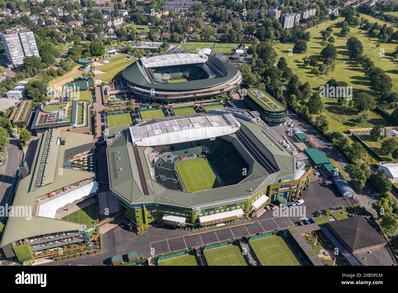 Luftaufnahme des Centre Court und des No.1 Court im All England Lawn Tennis Club oder AELTC in Wimbledon, London, SW19, UK. Stockfoto