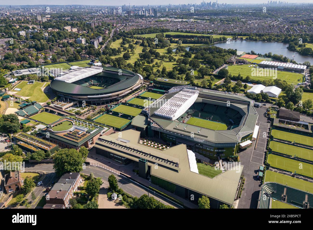 Luftaufnahme des Centre Court (R) und des No.1 Court (L) im All England Lawn Tennis Club oder AELTC in Wimbledon, London, SW19, UK. Stockfoto