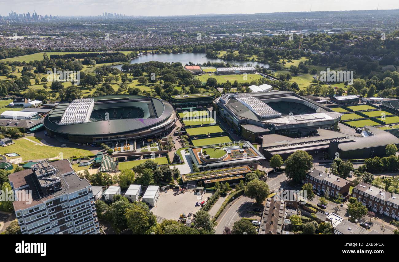 Luftaufnahme von Centre Court (L) und No.1 Court (R) im All England Lawn Tennis Club oder AELTC in Wimbledon, London, SW19, UK. Stockfoto