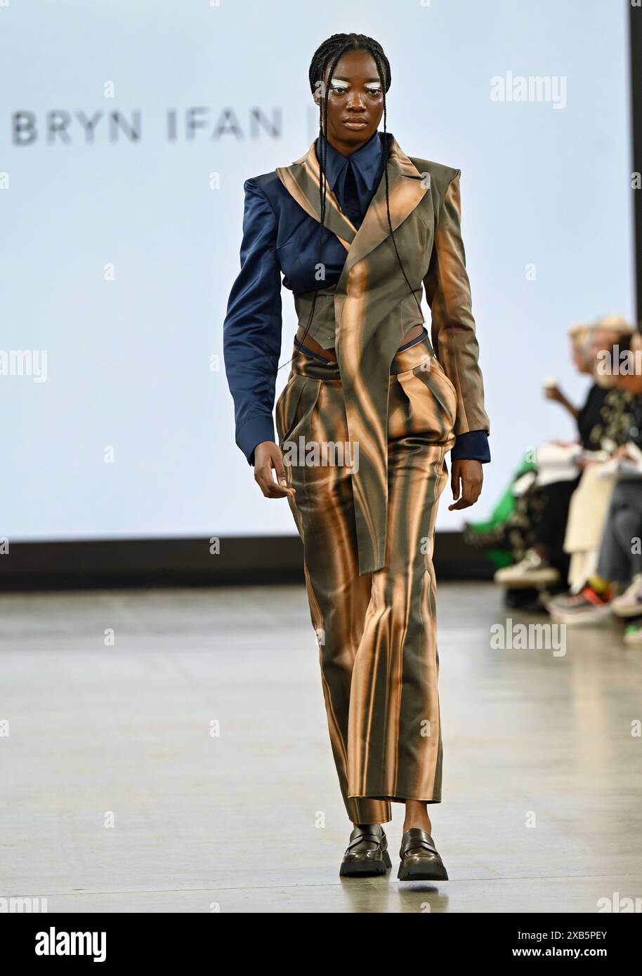 LONDON, GROSSBRITANNIEN. Juni 2024. Der Catwalk der Sheffield Hallam University präsentiert sich auf der Graduate Fashion Week 2024 Day 1 in der Old Truman Brewery in London, Großbritannien. Quelle: Siehe Li/Picture Capital/Alamy Live News Stockfoto