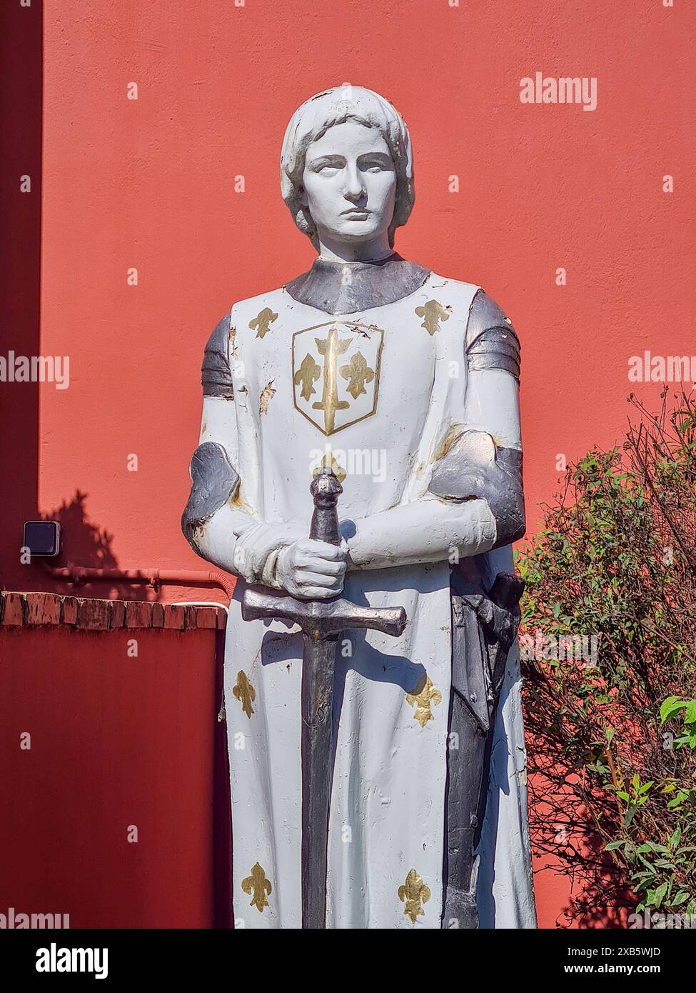 Eine Statue von Jeanne d'Arc, fotografiert vor einer Kirche in Menton Frankreich Stockfoto