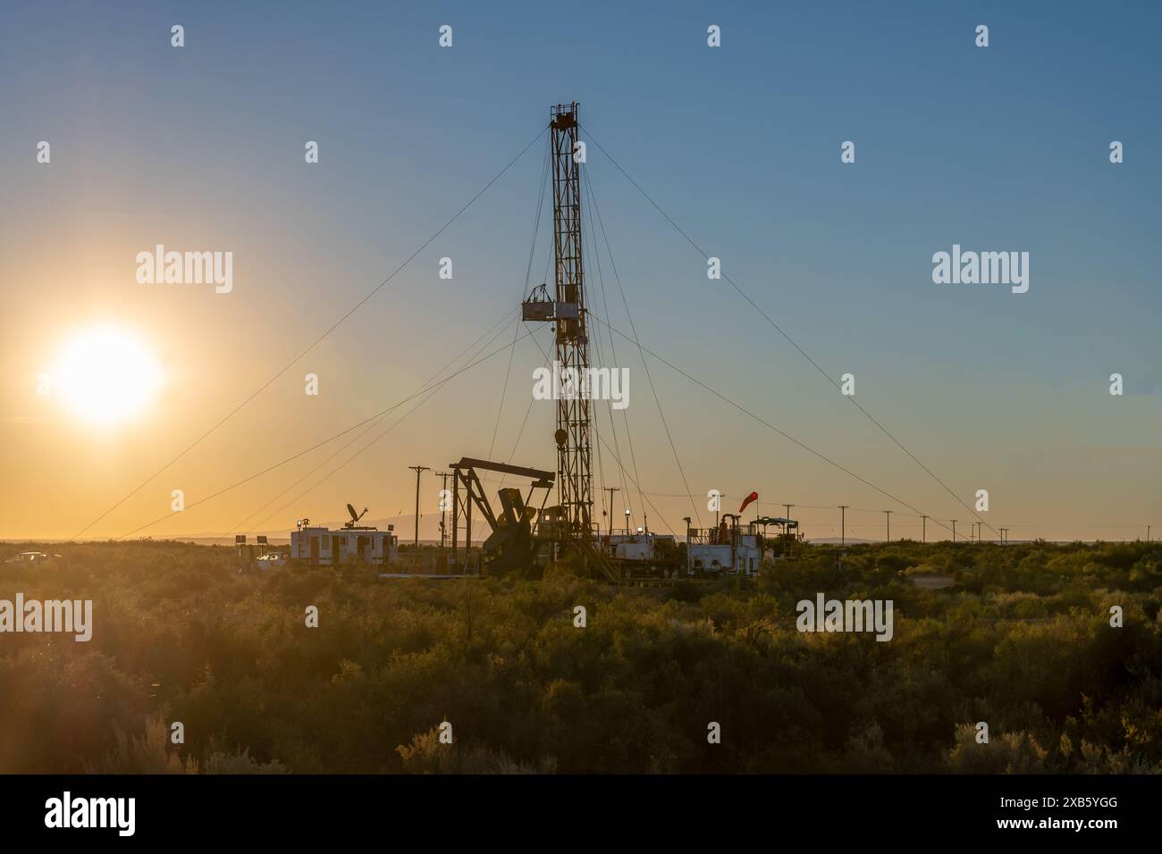 Zugausrüstung im Ölfeld bei Sonnenuntergang Stockfoto