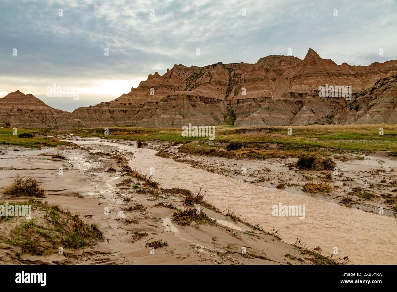 Badlands-Nationalpark, South Dakota – nach einem heftigen Regen fließt Ein Bach durch die normalerweise trockene Landschaft. Stockfoto