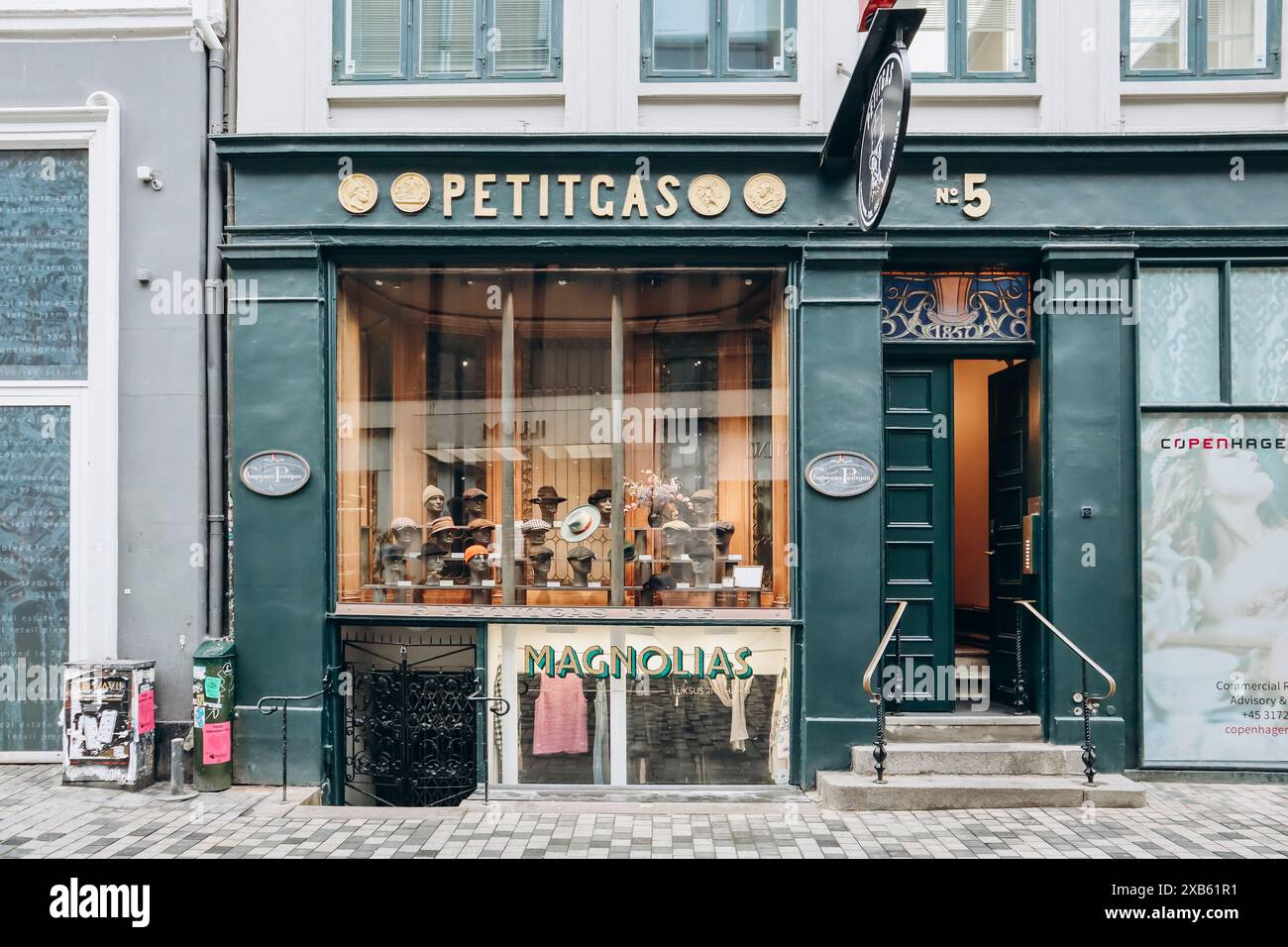 Kopenhagen, Dänemark - 13. März 2024: Herrenmode F. Petitgas Eftf. Seit 1857 in der Kobmagergade 5 in Kopenhagen Stockfoto