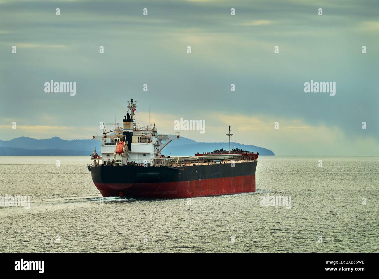 Frachter auf den Gulf Islands BC. Ein internationaler Frachter, der die Gulf Islands zwischen Vancouver und Victoria in British Columbia durchquert. Stockfoto