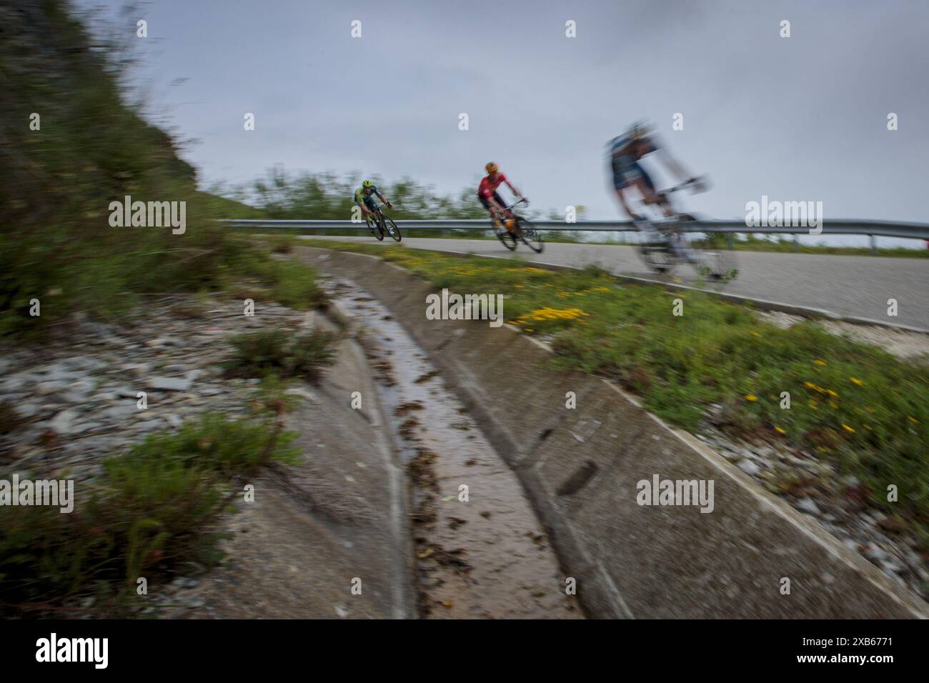 Etappe 8 des jährlichen Rennens Critérium du Dauphiné 2024, mit Start in Thônes und Ziel auf Plateau des Glières. Das Critérium du Dauphiné, vor 2010 Critérium du Dauphiné Libéré, ist ein jährlich stattfindendes Radrennen in der Region Dauphiné im Südosten Frankreichs. Das Rennen findet in der ersten Junihälfte acht Tage lang statt. Stockfoto