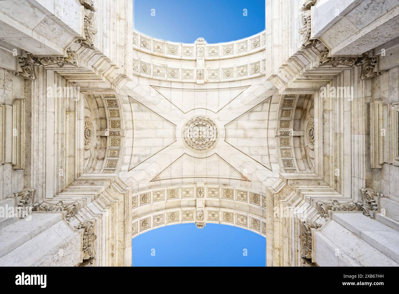 Blick von unten auf den Bau des Triumphbogens Arco da Rua Augusta auf dem zentralen Platz Praca do Comércio in Lissabon Stockfoto