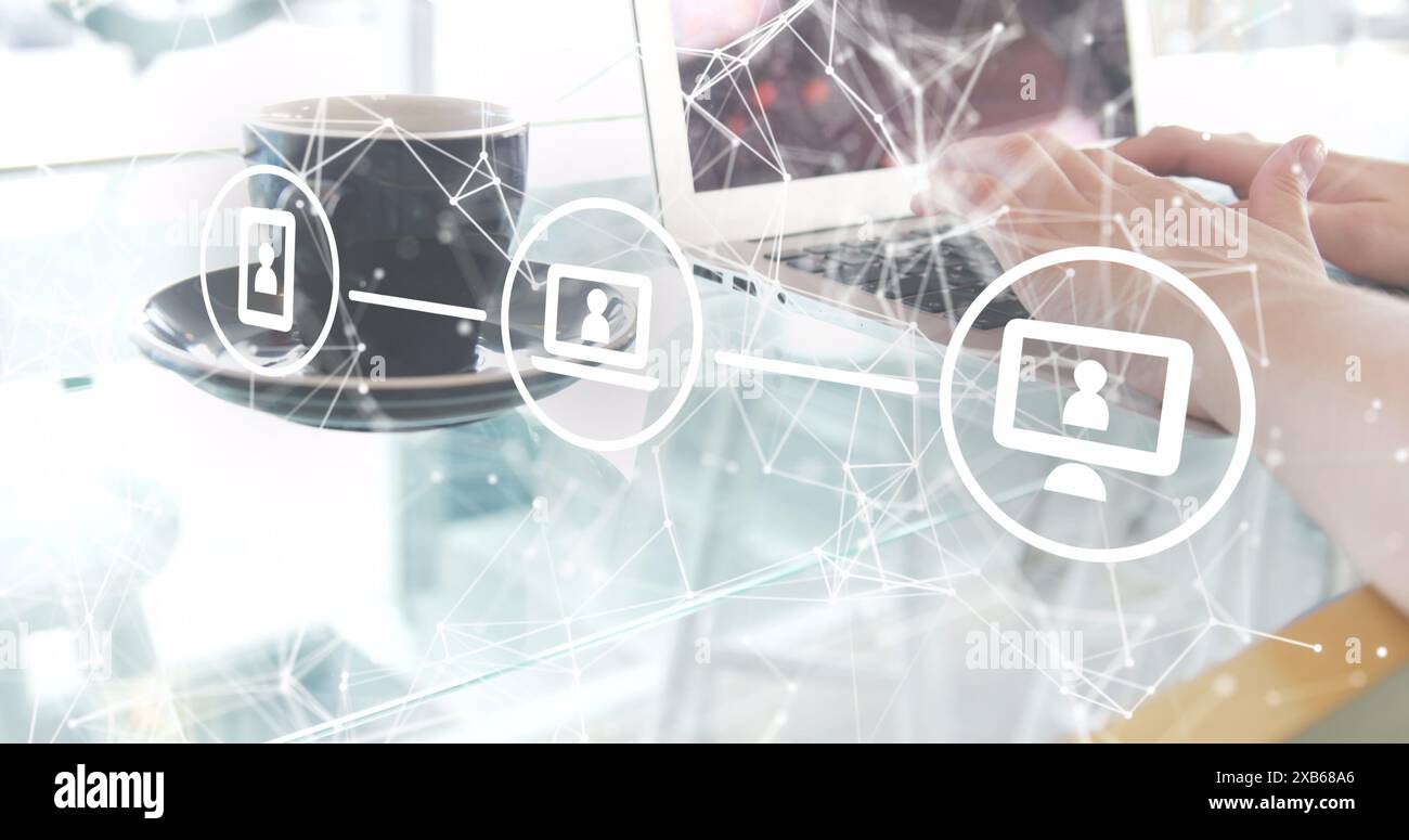 Person mit leichtem Tippen auf dem Laptop mit Kaffeetasse in der Nähe Stockfoto