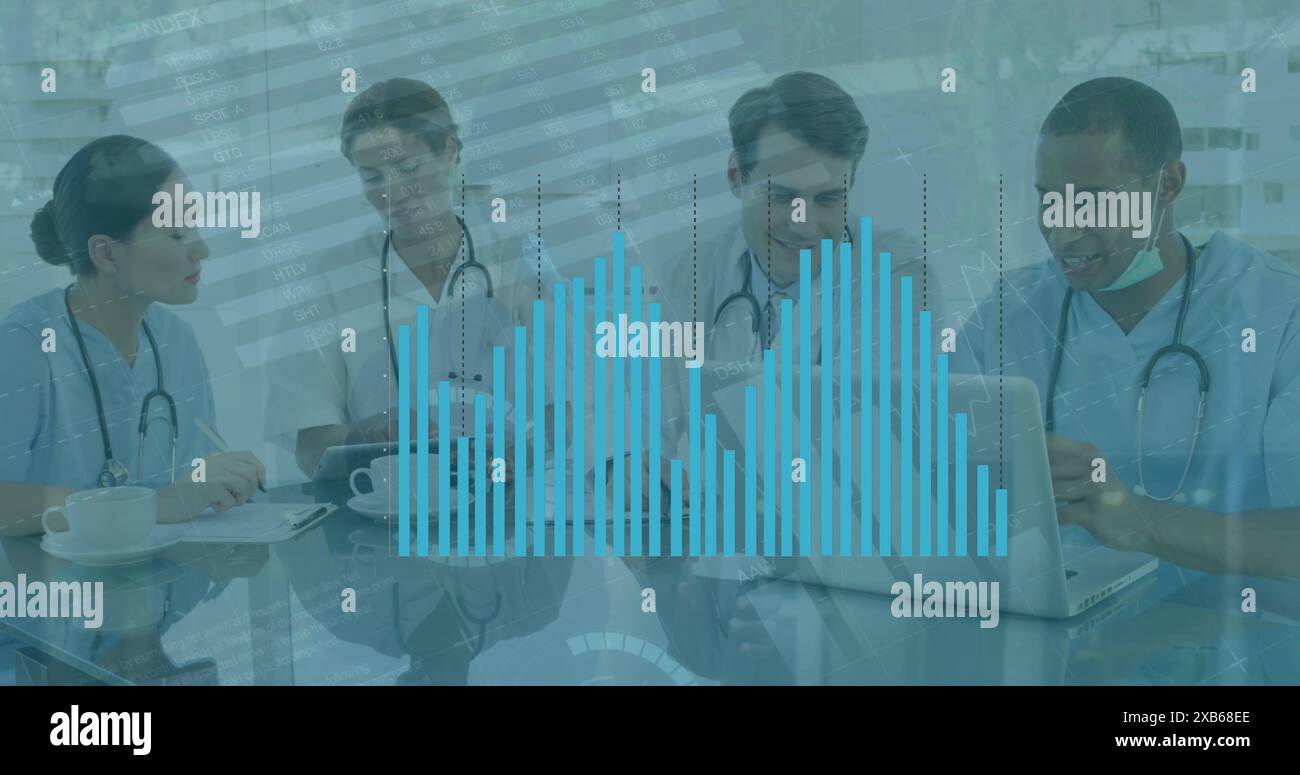 Vielfältige Gruppe von Kollegen in medizinischen Scrubs, die an Laptops und Tablets arbeiten Stockfoto