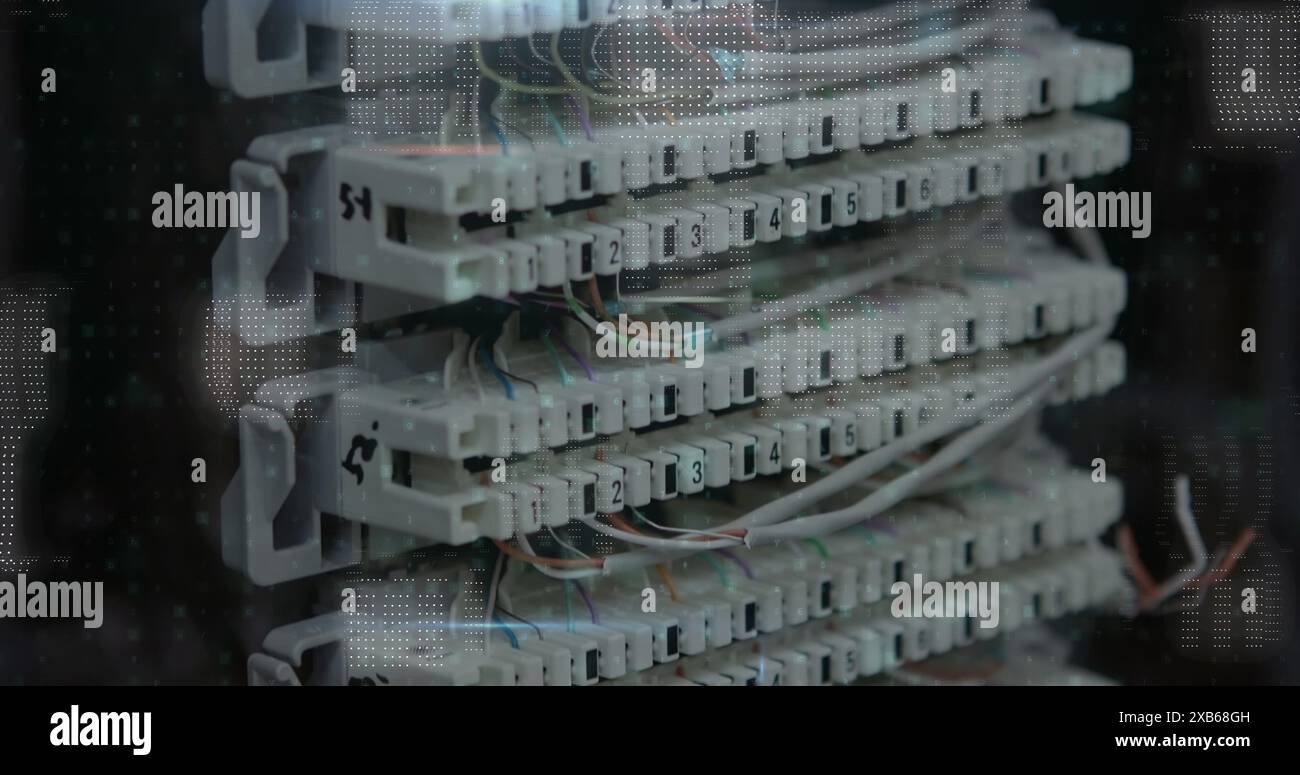 Nahaufnahme der Server-Hardware mit zahlreichen Kabeln und Anschlüssen Stockfoto