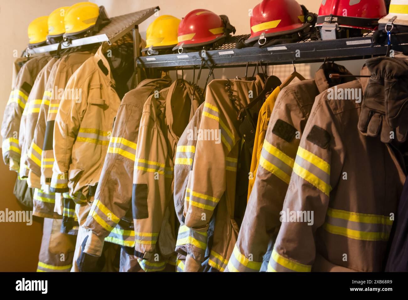 Die Uniformen und Ausrüstung der Feuerwehr sind in der Feuerwache angeordnet Stockfoto