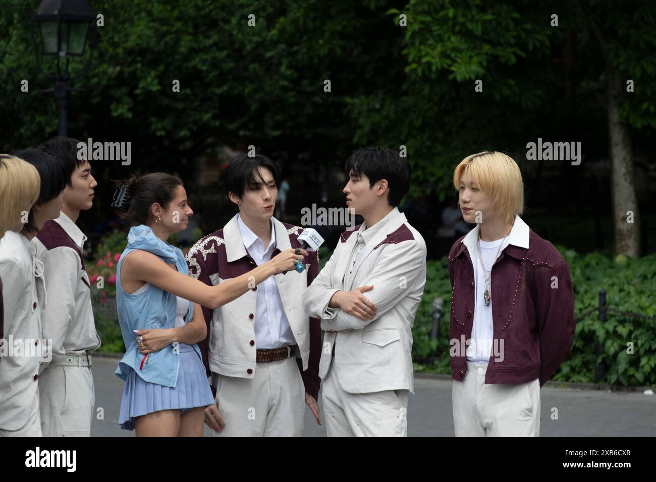 New York, NY. Juni 2024. K-Pop Group P1Harmony tourt nach dem Ball-Auftritt des Gouverneurs durch den Washington Square Park. Quelle: John Garry/Alamy Live News Stockfoto