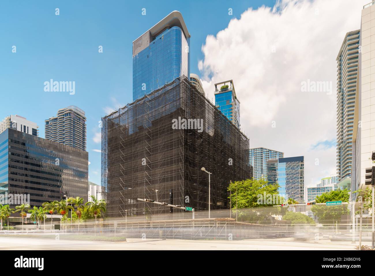Miami Brickell. Neue und alte Gebäude an der Brickell Avenue. Lange Belichtung mit unscharfen Verkehrsbewegungen Stockfoto