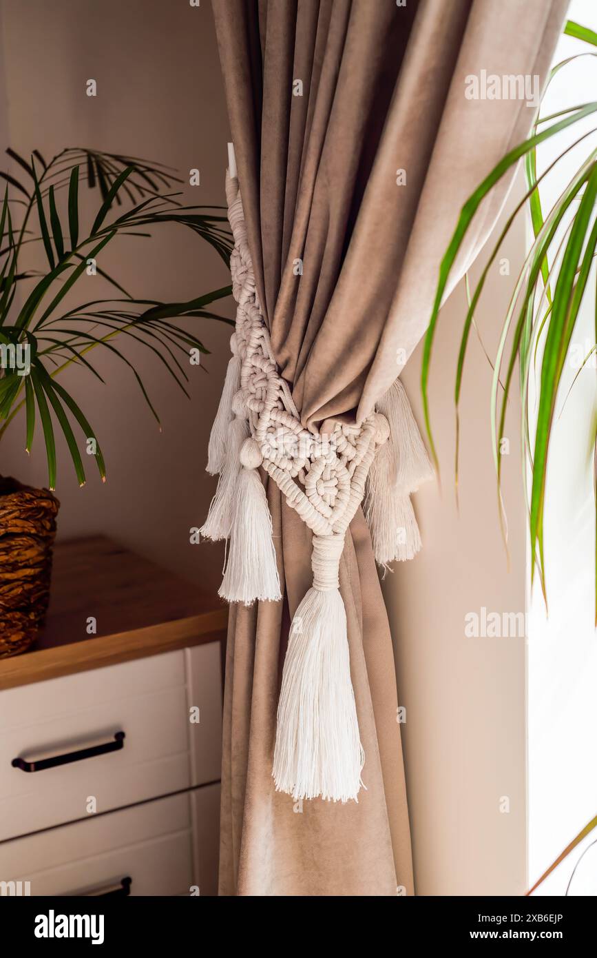 Vorhang im Boho-Stil im Innenraum Stockfoto