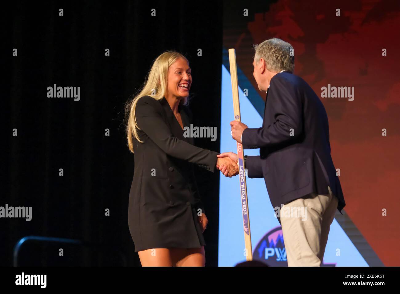 Minneapolis, Minnesota, USA. Juni 2024. MANNON MCMAHON wählte den 26. Platz der Gesamtwertung von PWHL Ottawa während des PWHL Draft 2024 im Roy Wilkins Auditorium in St. Paul, Minnesota. (Kreditbild: © Steven Garcia/ZUMA Press Wire) NUR REDAKTIONELLE VERWENDUNG! Nicht für kommerzielle ZWECKE! Quelle: ZUMA Press, Inc./Alamy Live News Stockfoto