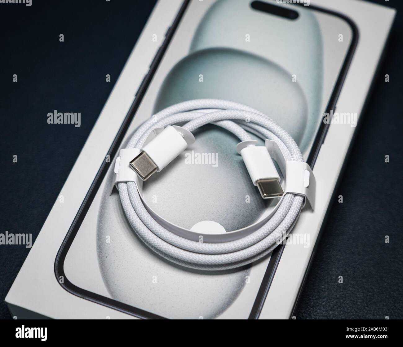 Ein neues geflochtenes USB-C-Kabel auf der neuen Apple iPhone 15 Box. Stockfoto