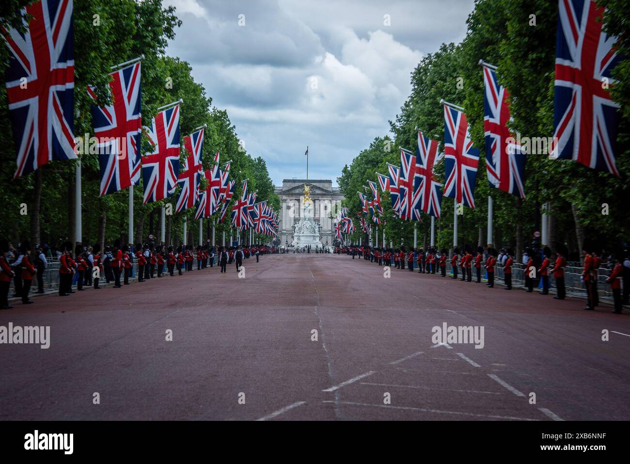 Die Mall wurde von Soldaten und britischen Flaggen gesäumt, während der Colonel's Review for the Coming Trooping of the Colour. Der Oberst's Review ist identisch mit der Geburtstagsparade von Kingís, mit der Ausnahme, dass einige zusätzliche berittene Offiziere auf der Parade fahren. An der Teilnahme nehmen über 1400 Soldaten der Haushaltsabteilung und der Kingís-Truppe Royal Horse Artillery Teil, darunter 400 Musiker aus den Massed Bands, die alle auf der Horse Guards für die zweite von zwei formellen Reviews paraden werden. Der Colonel's Review umfasst auch 250 Soldaten der Fußgarde, die die Prozessionsroute al säumen Stockfoto