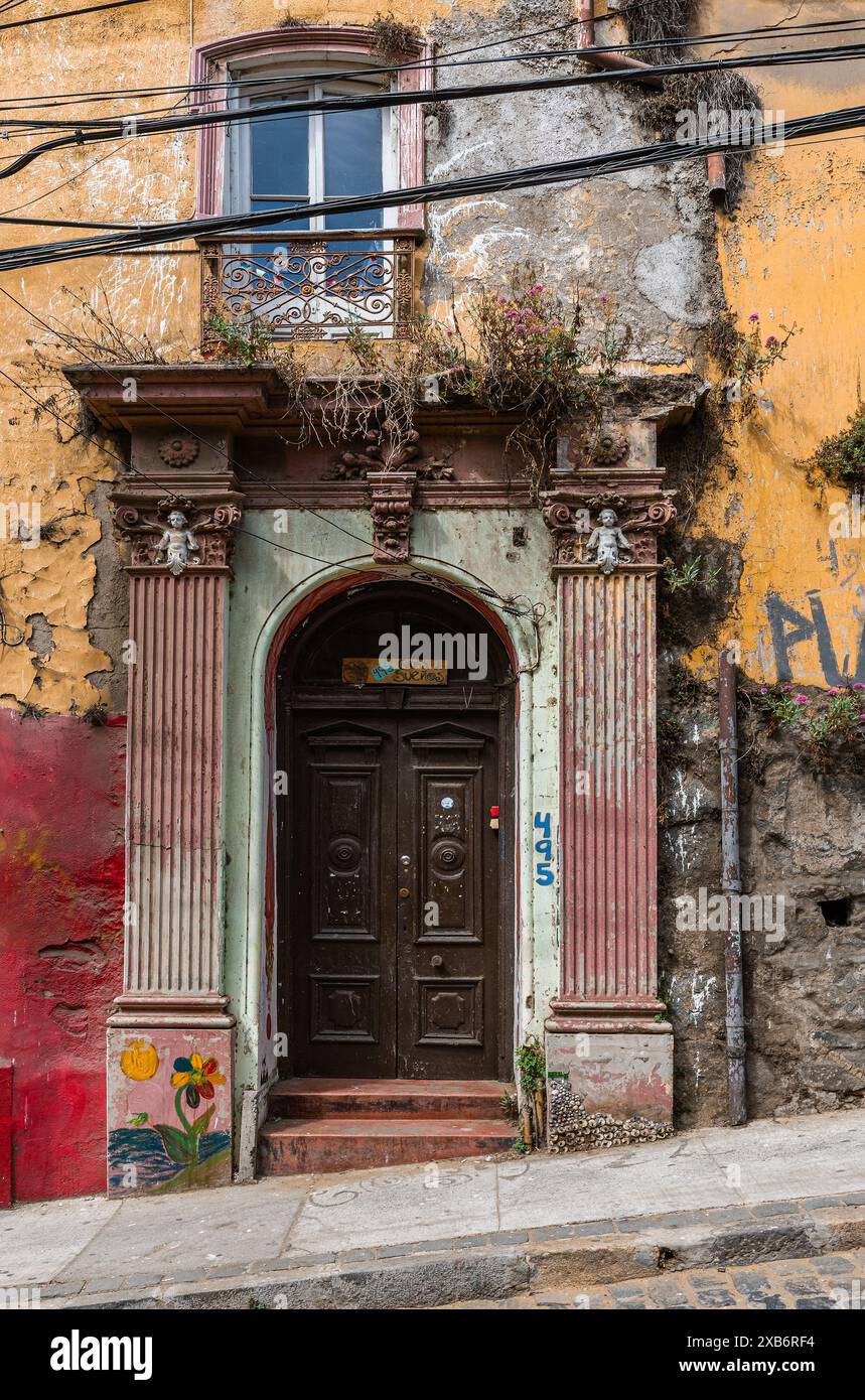 Hauseingang in der historischen Altstadt von Valparaiso, Chile Stockfoto