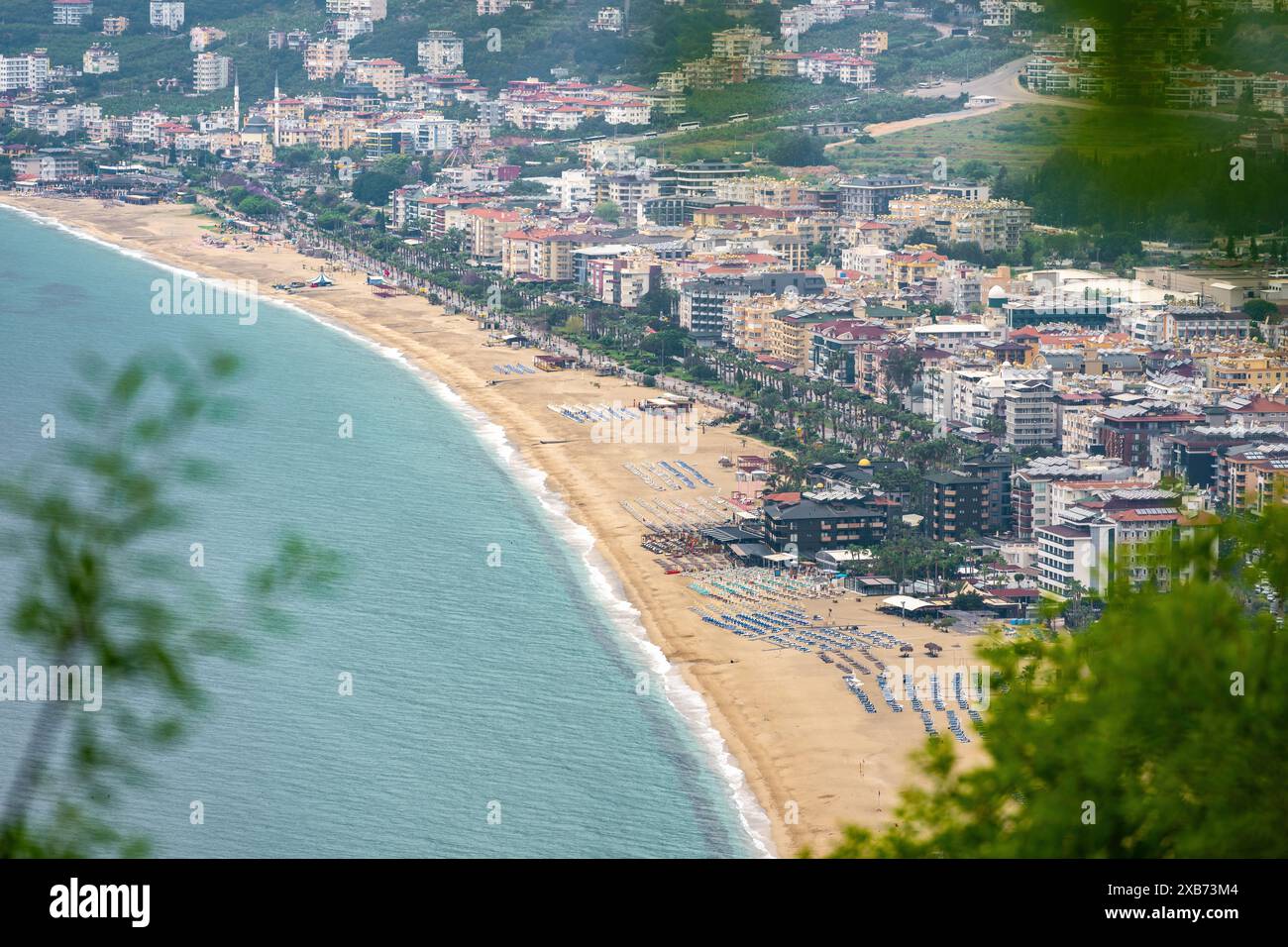 Blick auf den Kleopatra-Strand in Alanya, einem der touristischen Viertel von Antalya, vom Schloss Alanya Stockfoto