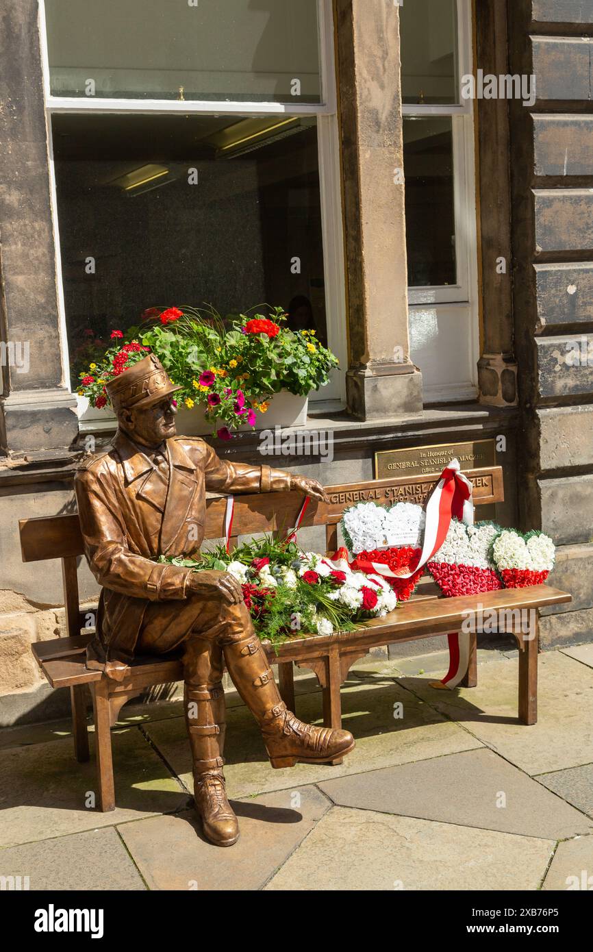 Statue des polnischen Kriegshelden General Stanislaw Maczek in den City Chambers in Edinburgh Old Town, Schottland Stockfoto