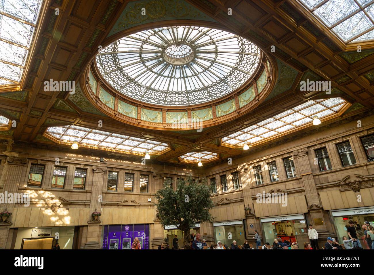 Die beeindruckende Glaskuppel im Wartebereich der Edinburgh Waverley Station, eine ehemalige Buchungshalle. Stockfoto