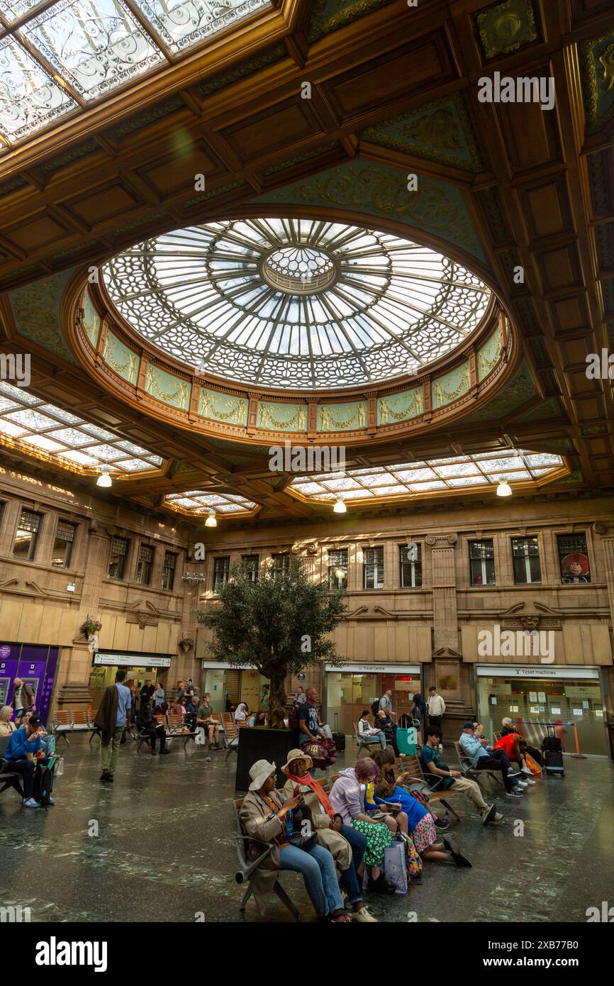 Die beeindruckende Glaskuppel im Wartebereich der Edinburgh Waverley Station, eine ehemalige Buchungshalle. Stockfoto