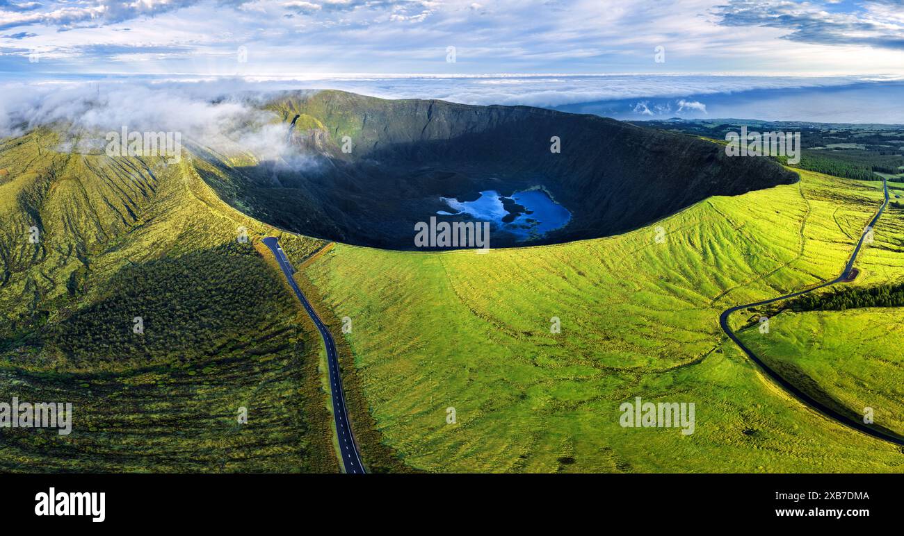 Aus der Vogelperspektive des Gipfels Caldeira do Faial bei Sonnenaufgang auf der Insel Faial, Azoren, Portugal Stockfoto