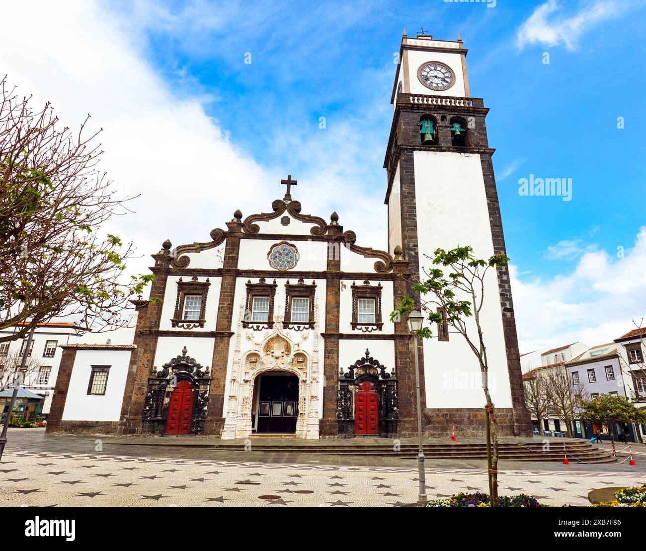 Turm von St. Sebastian Kirche (Igreja Matriz de São Sebastião) in Ponta Delgada, San Miguel, der Autonomen Region der Azoren, Portugal. Stockfoto